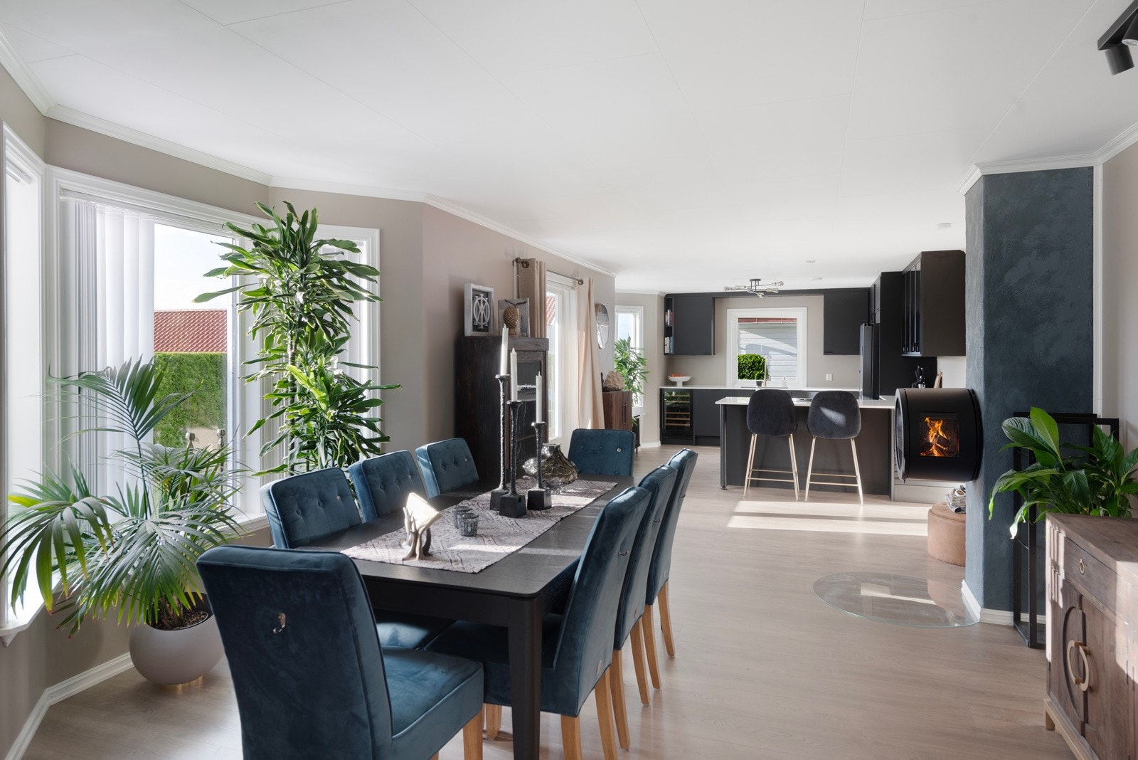 Spisestue med god plass til alle gjestene Galleribilde