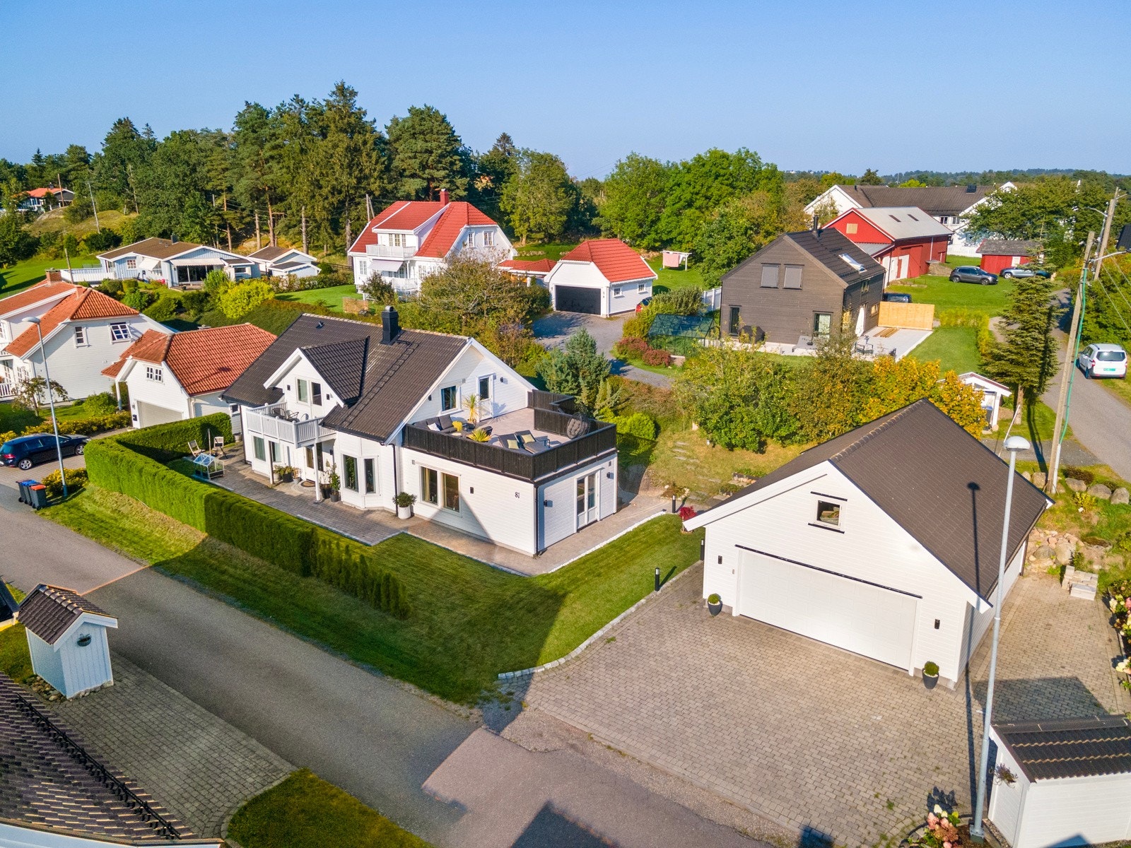 Boligen har super beliggenhet i blindvei - meget solrikt og barnevennlig Galleribilde