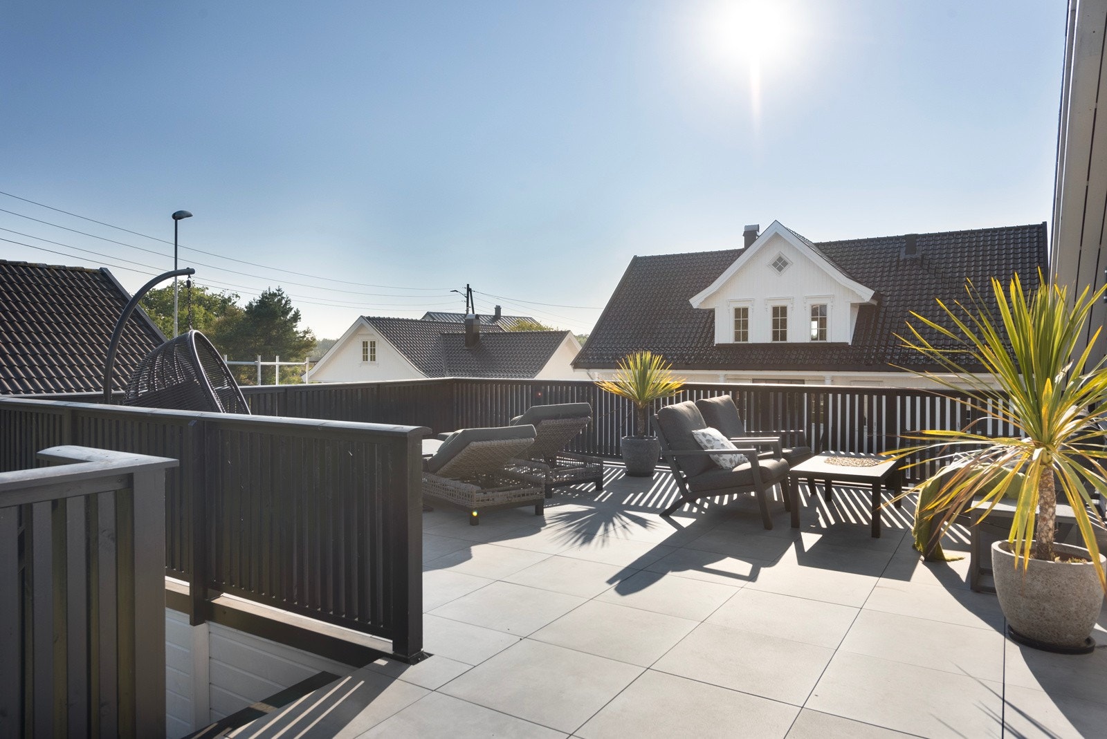 Her kan man invitere til sosiale sammenkomster med god plass - og sol til aller siste stråle Galleribilde