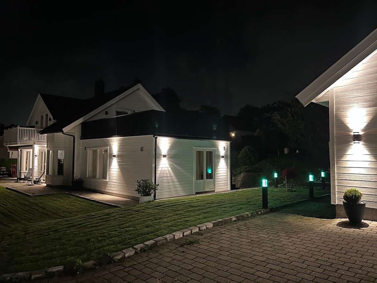 rundt boligen på kveldstid Galleribilde