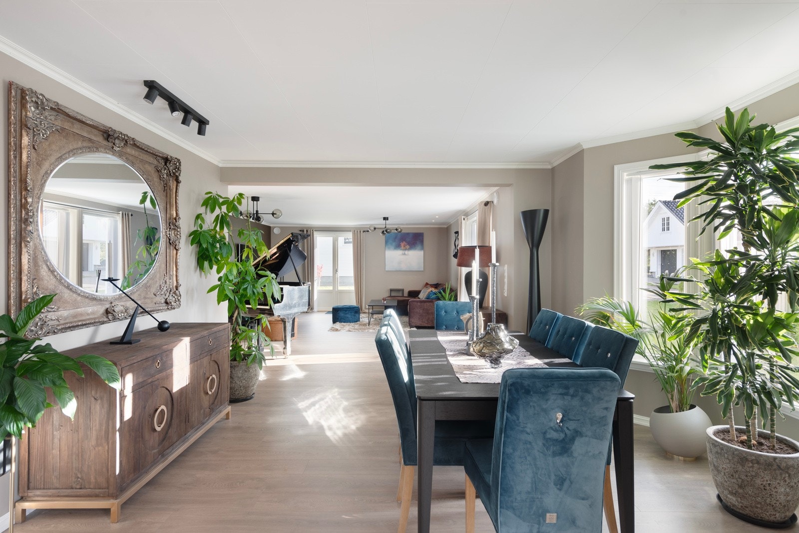 Stuen er meget romslig, og rommet er åpent fra yttervegg til yttervegg i lengderetning Galleribilde