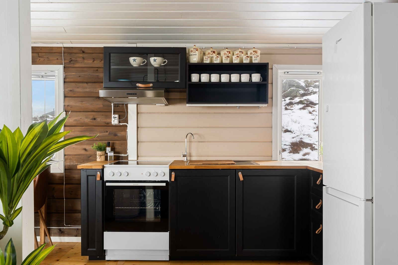 Kjøkkenkrok med lagringsplass i skuffer og skap. Galleribilde