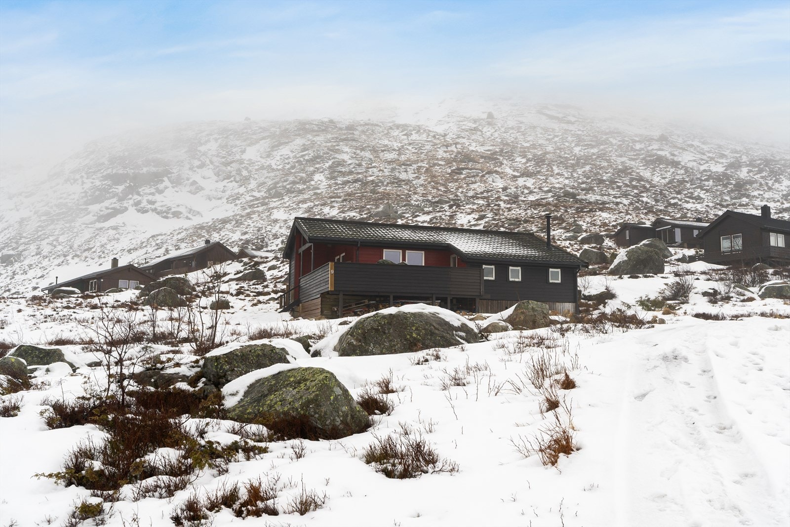 Hytta ligger i typisk høyfjellsterreng med flotte turområder både sommer og vinterstid. Lauperak kan skilte med tur til populære Skykula. Galleribilde