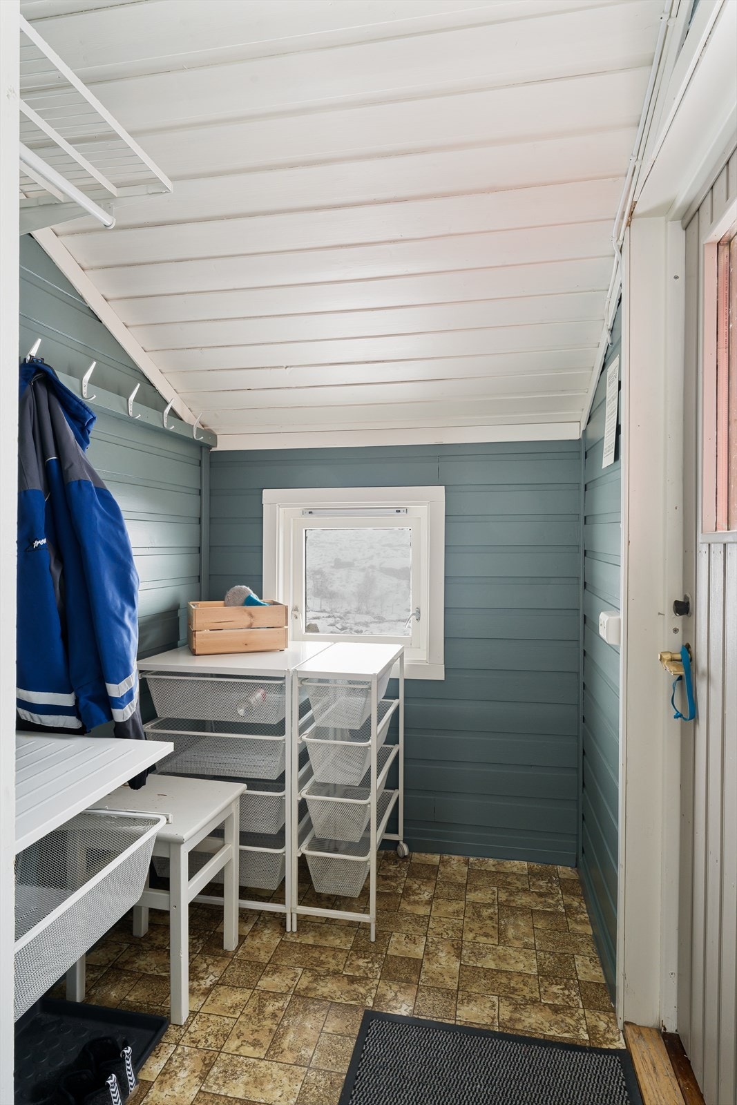 Entre med plass til å henge fra seg klær og sko. Galleribilde