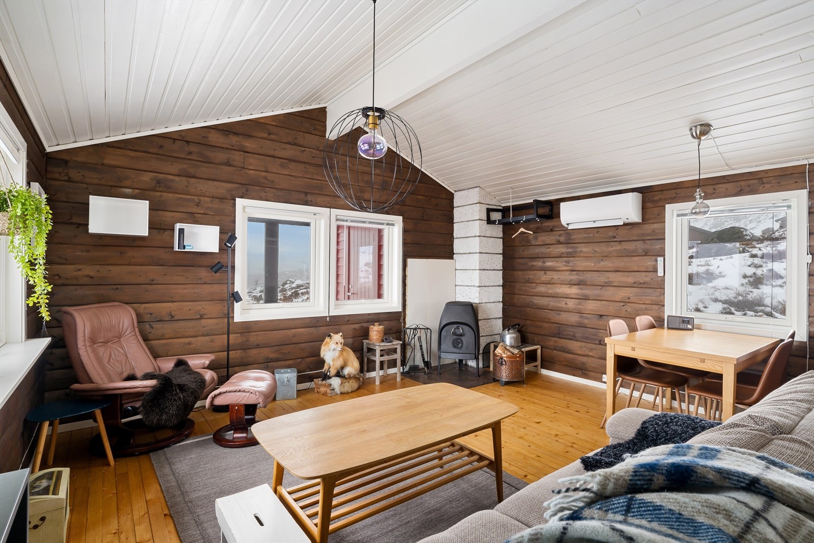 Varmepumpe fra 2022 sørger for en jevn og god temperatur i hytta året rundt. Galleribilde