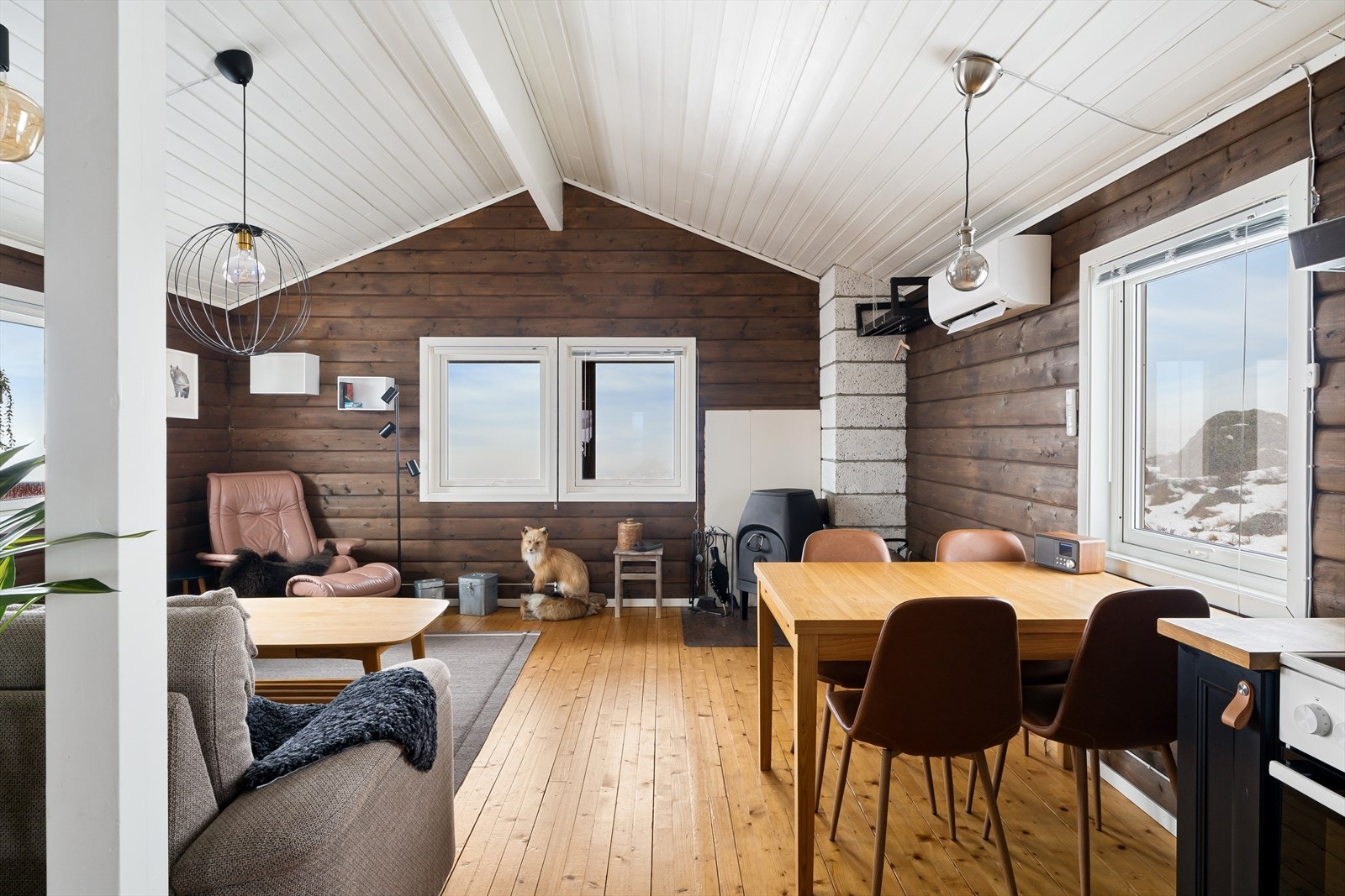 Vinduer som gir rikelig med naturlig lys og nydelig utsikt. Galleribilde