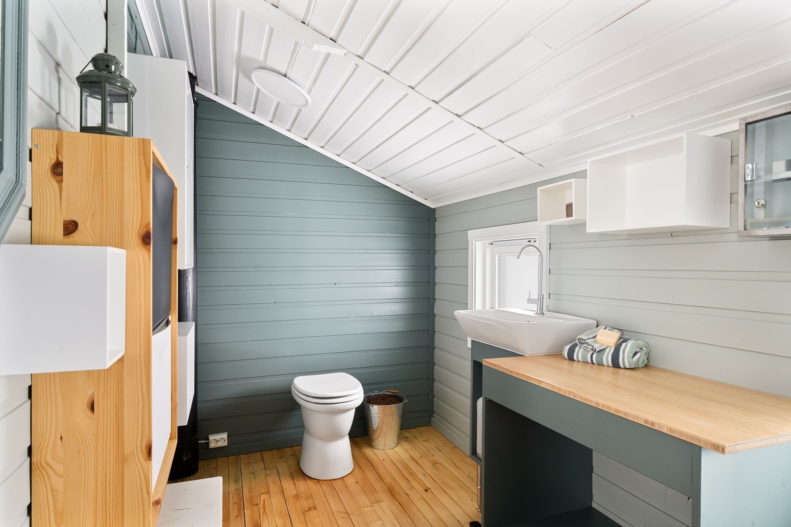 Toalettrom av god størrelse med snurredass. Galleribilde