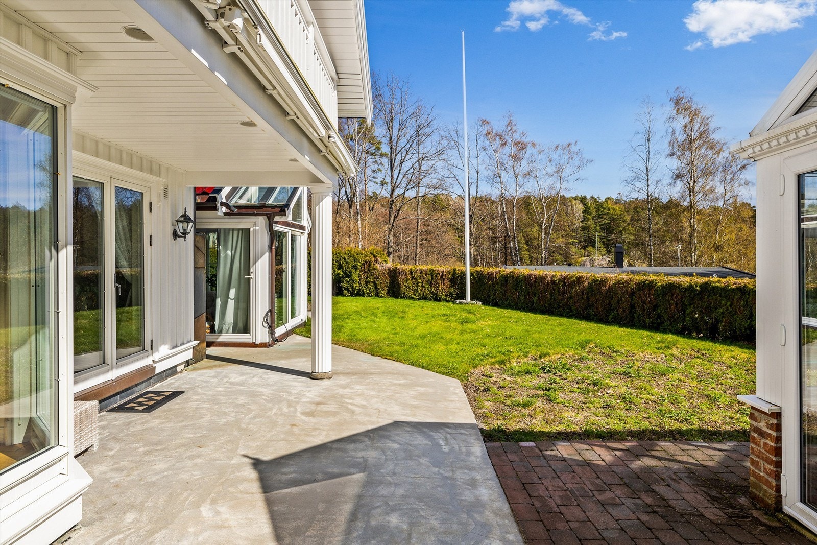 Solrik og usjenert hage. Galleribilde