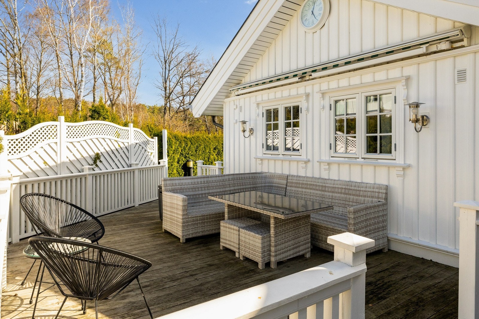 Flott uteplass flere steder på eiendommen, dette er ved inngangspartiet. Galleribilde