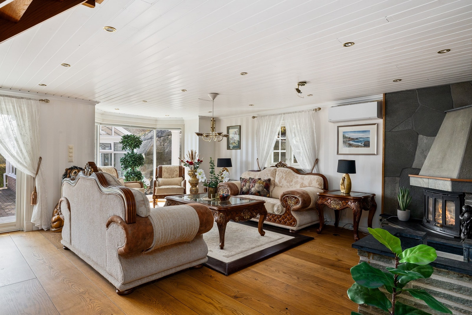 Stor stue med utgang til hagen. Galleribilde