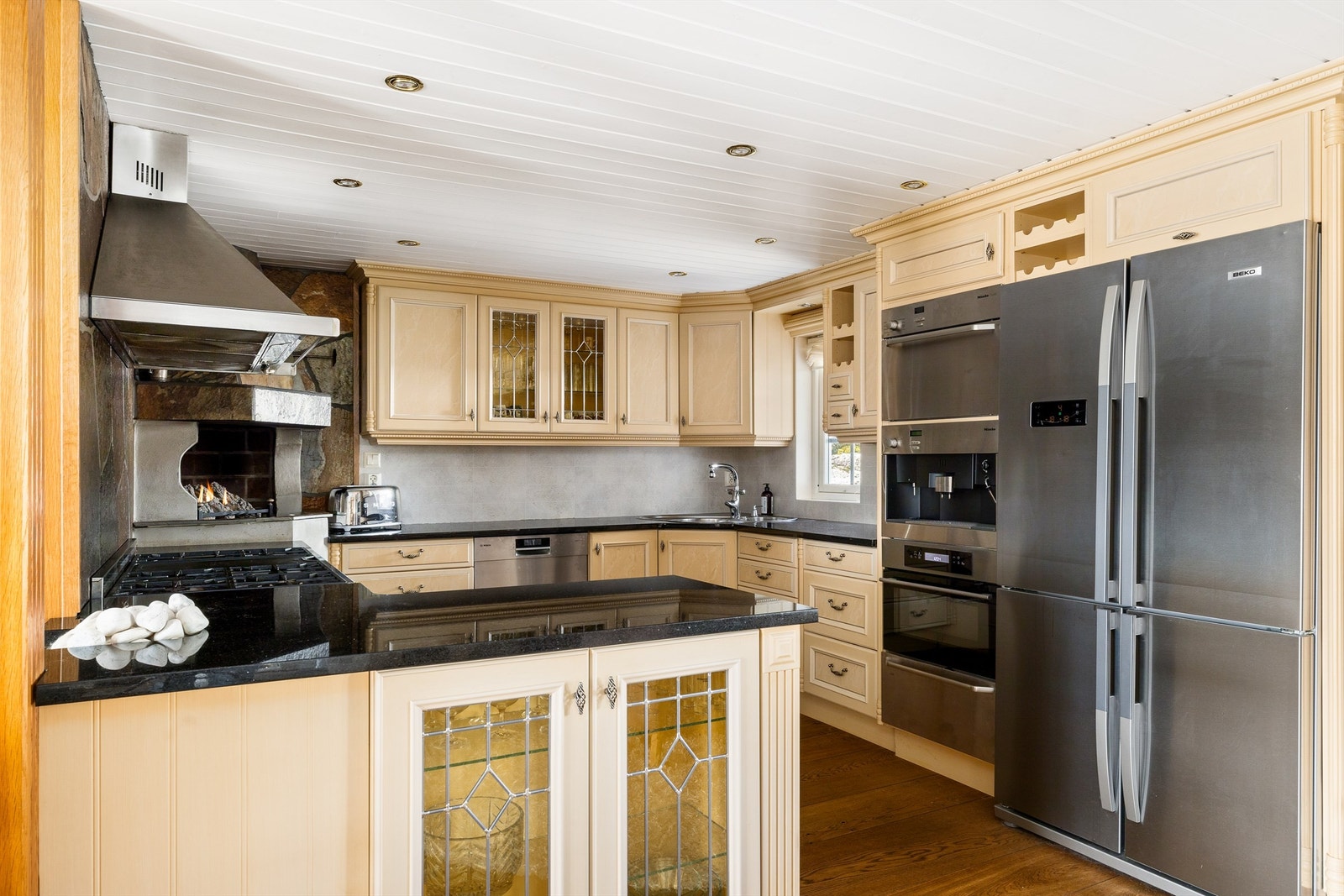 Romslig kjøkken. Galleribilde