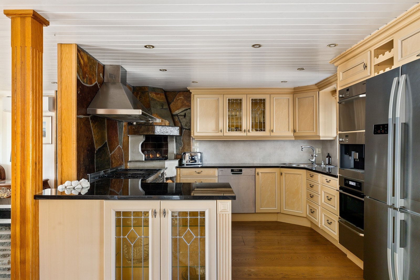 Stort kjøkken med god skap- og benkeplass. Galleribilde