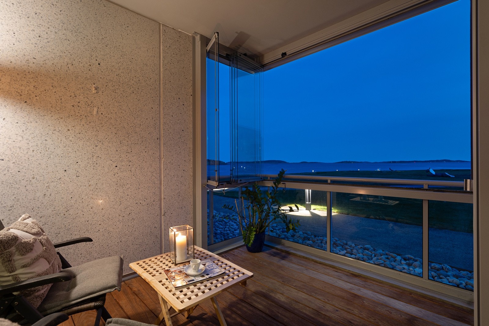 Innglasset terrasse som forlenger sommeren i begge ender Galleribilde