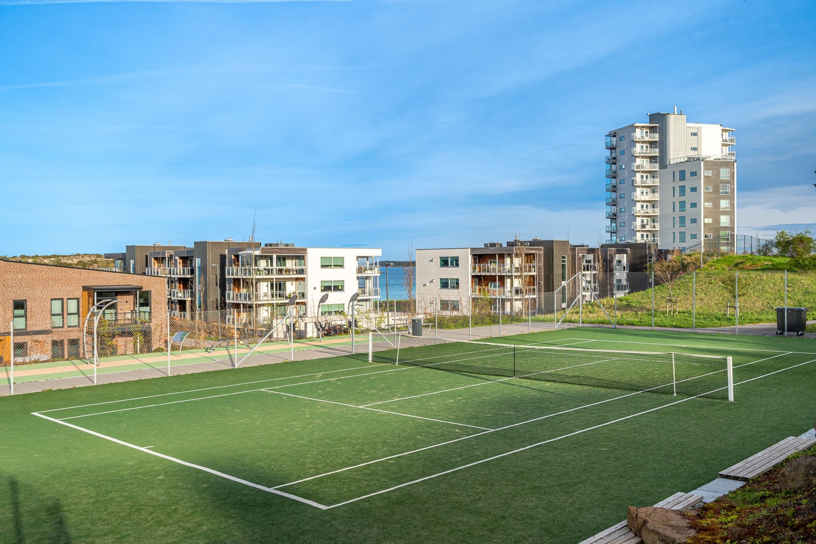 Fellesområder med bl a tennisbane Galleribilde
