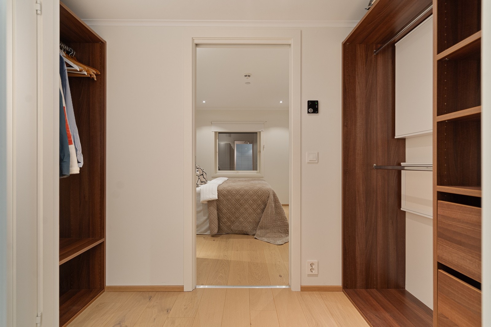 Fra hovedsoverommet har du direkte adkomst til walk-in closet Galleribilde