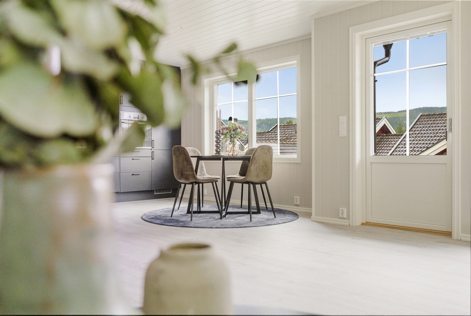 Fra stuen har du direkte utgang til en solrik terrasse, et herlig uterom hvor du kan nyte varme sommerdager, morgenkaffen eller avslapning i kveldssolen. Galleribilde