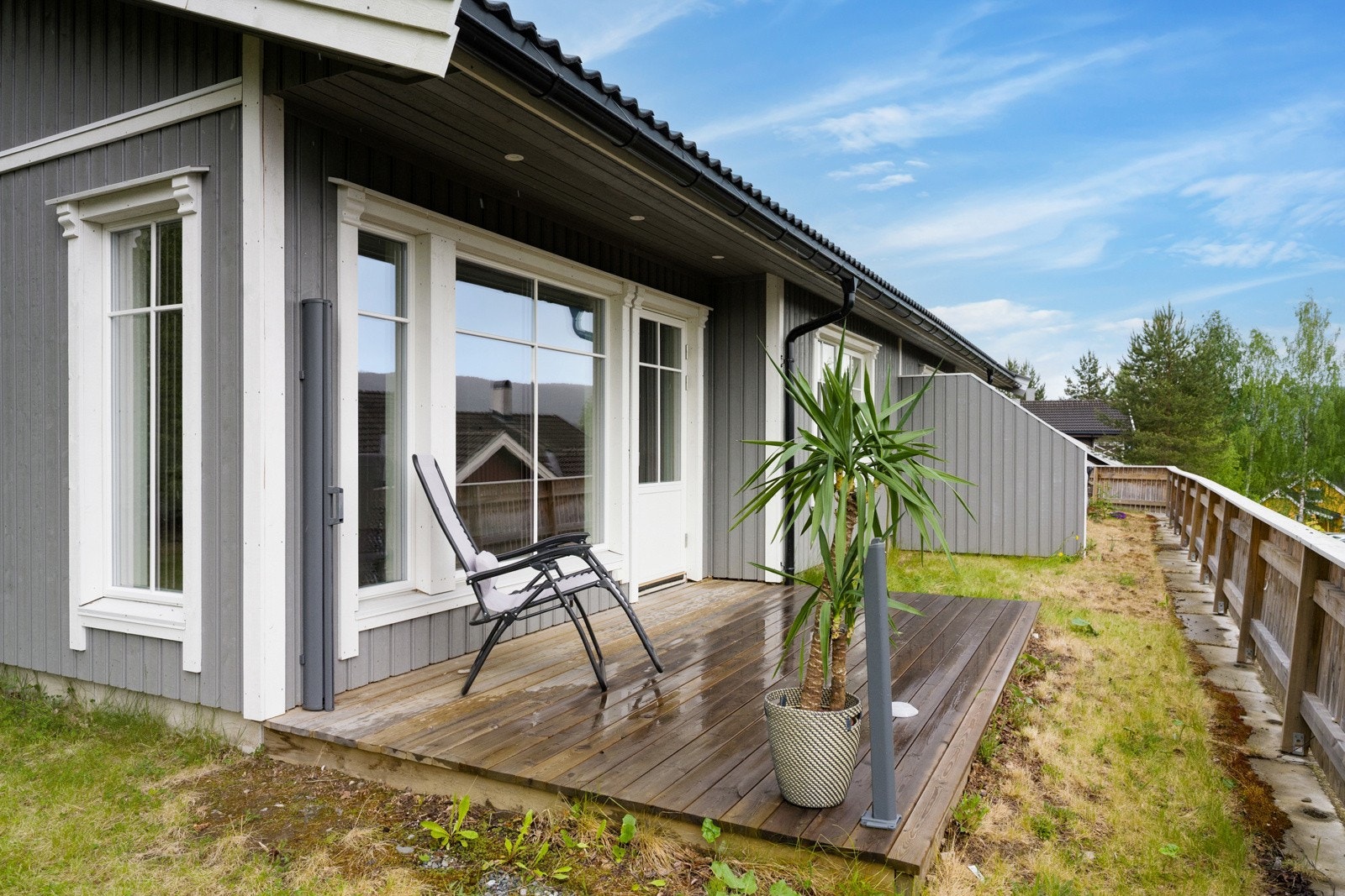 Solrik terrasse utenfor stuen Galleribilde