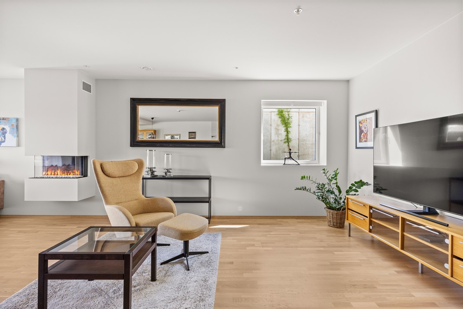 Leiligheten har glatte overflater med listefri overgang til vinduspost og tak, samt parkett på gulv Galleribilde