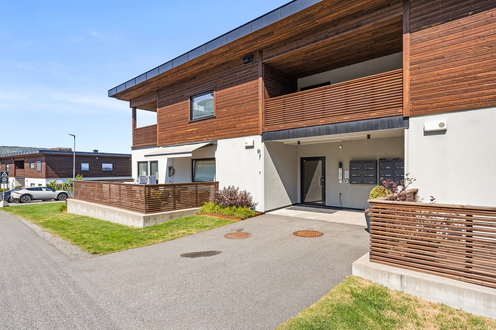 Velkommen hjem! Adkomst til boligen via flotte fellesområder, med heisadkomst til etasjeplan Galleribilde