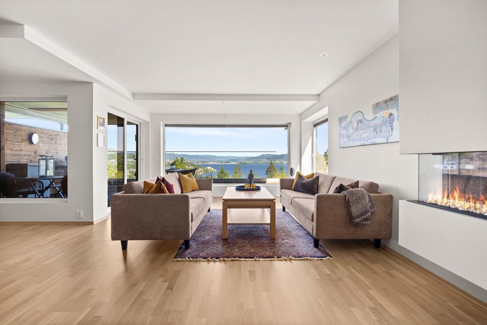 Rommet har rikt med naturlig lysinnslipp, i tillegg til downlights Galleribilde