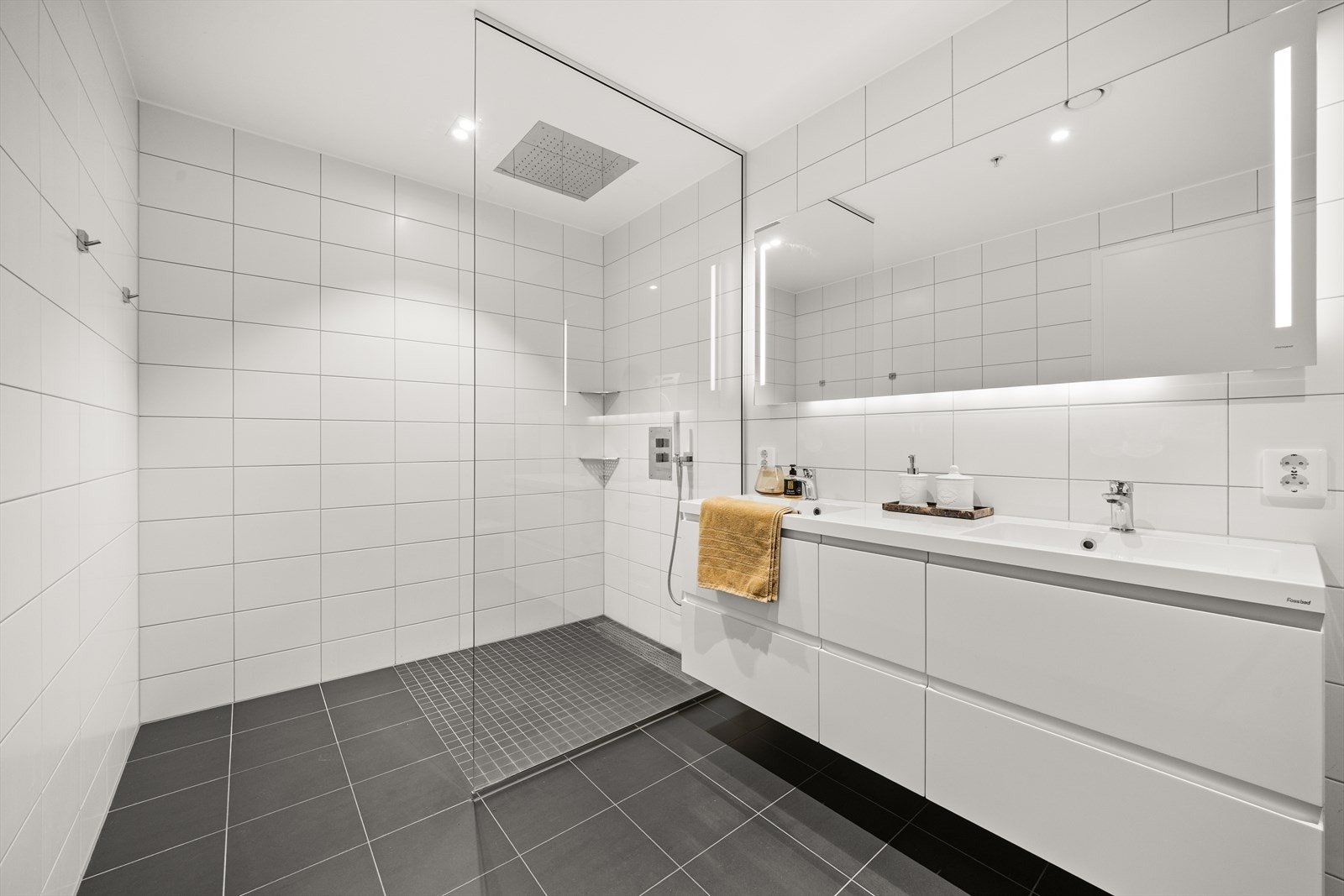 Leiligheten har to flotte bad Galleribilde