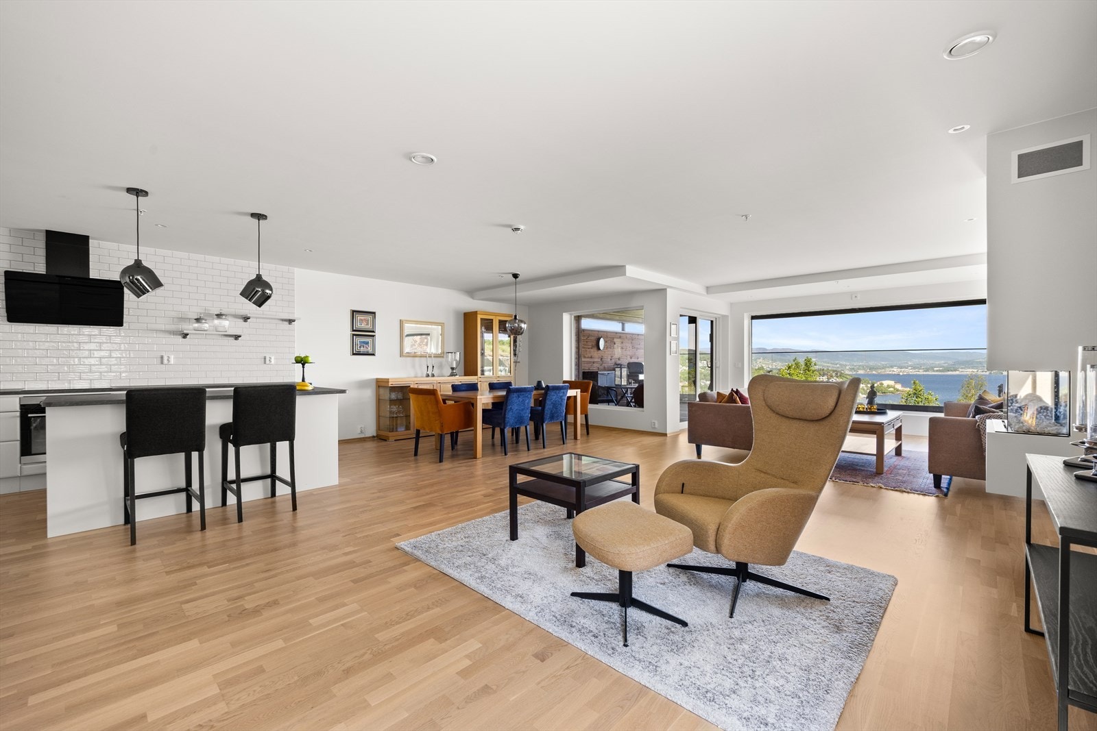 Stuen har flere møbleringsmuligheter for både tv-del og lounge Galleribilde