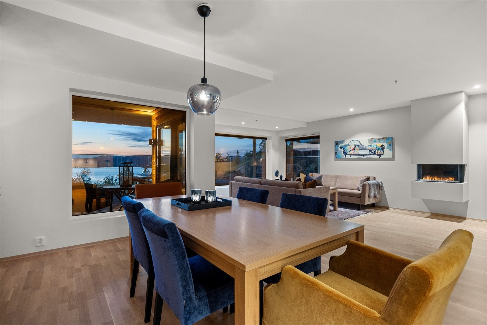 Fra spisestuen er det nydelig fjordutsikt Galleribilde