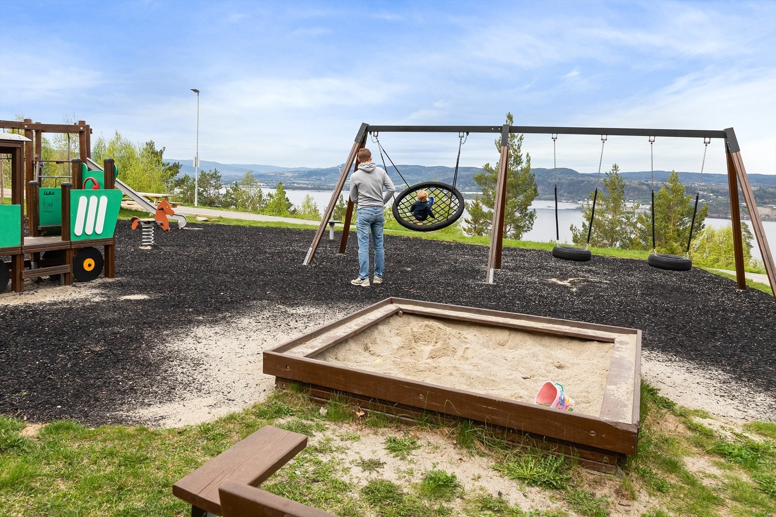 Kniveåsen har en rekke lekeplasser, hvorav denne ligger ovenfor leilighetene og kalles "Panorama". Her er det blant annet kunstgress og ulike lekestativ. Galleribilde