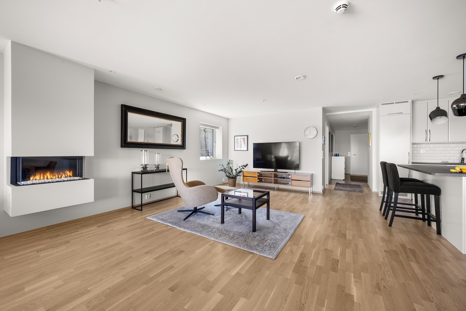 Fra hall kommer man inn til en lys og åpen stue-/kjøkkenløsning Galleribilde