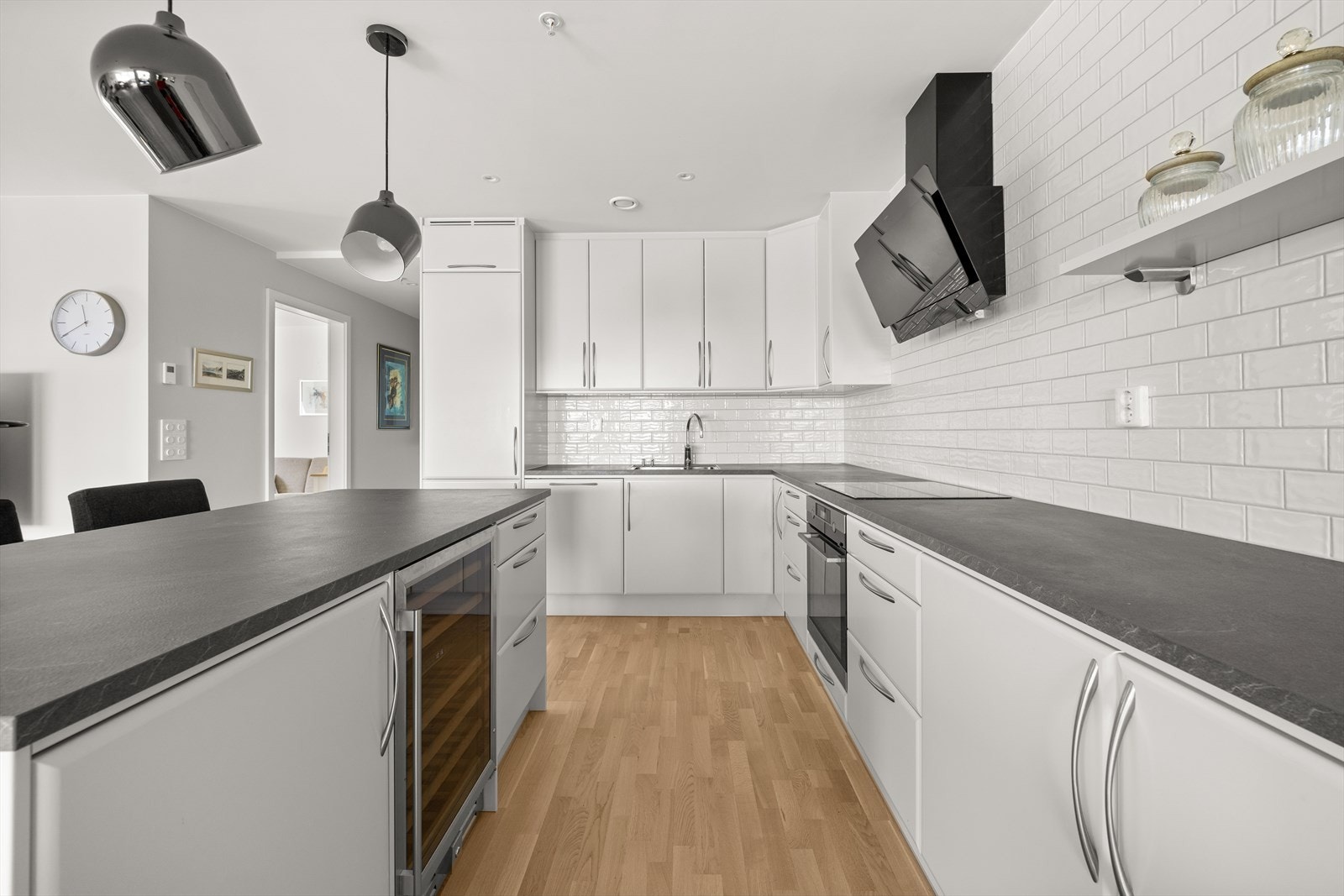 De integrerte hvitevarene, herunder både koketopp, stekeovn, kjøl/frys, ekstra frys i kjøkkenøy, oppvaskmaskin og vinskap medfølger salget Galleribilde