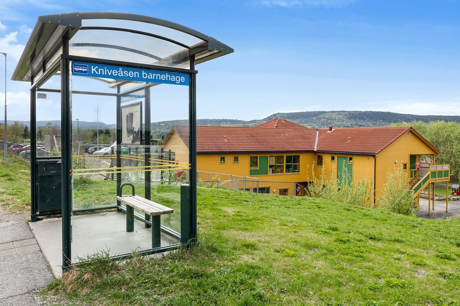 Ved barnehagen er det også bussholdeplass med hyppige avganger ned til Drammen sentrum Galleribilde