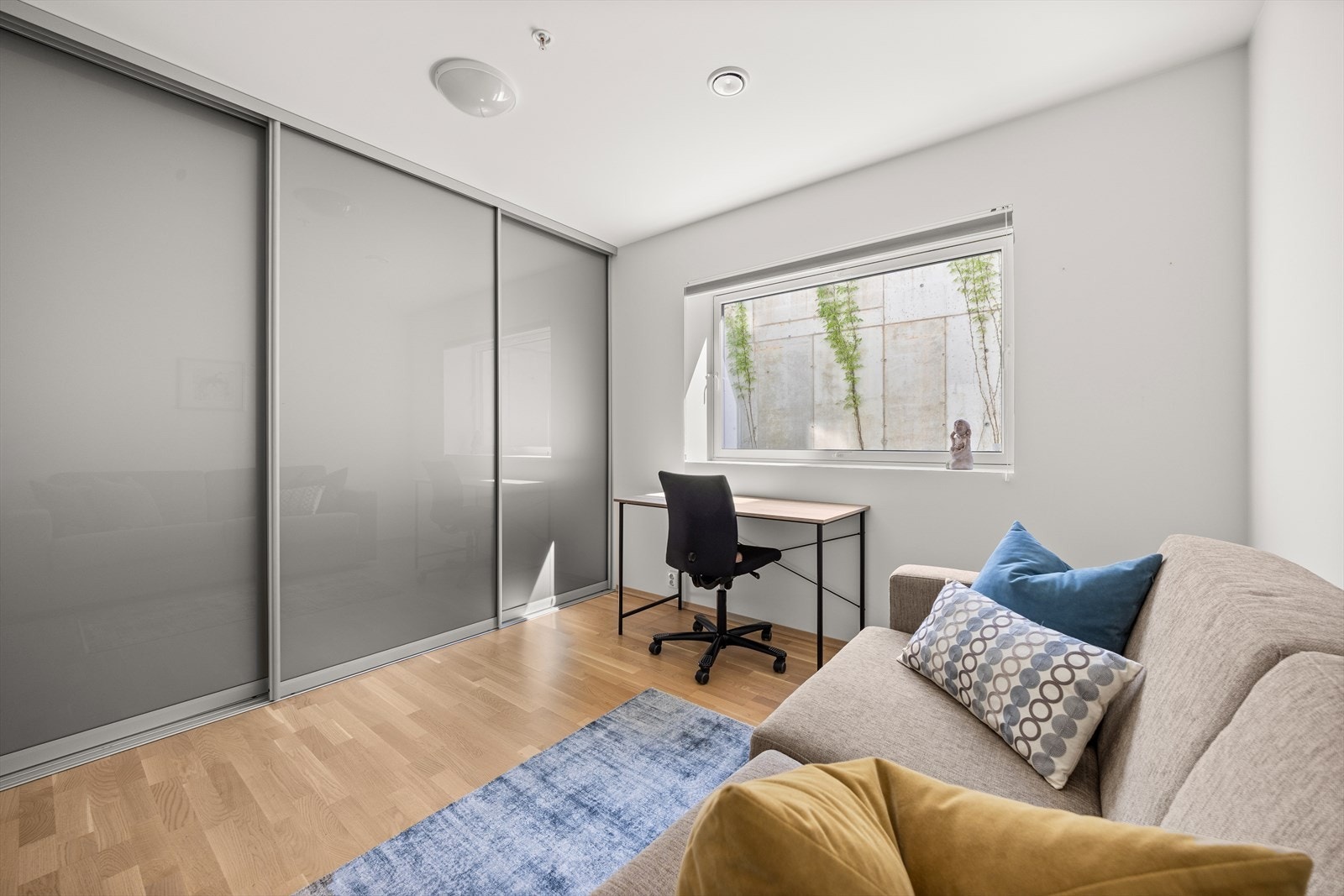 Også dette med romslig skyvedørsgarderobe Galleribilde