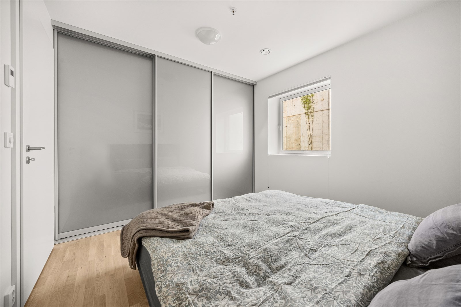 Rommet har romslig skyvedørsgarderobe Galleribilde