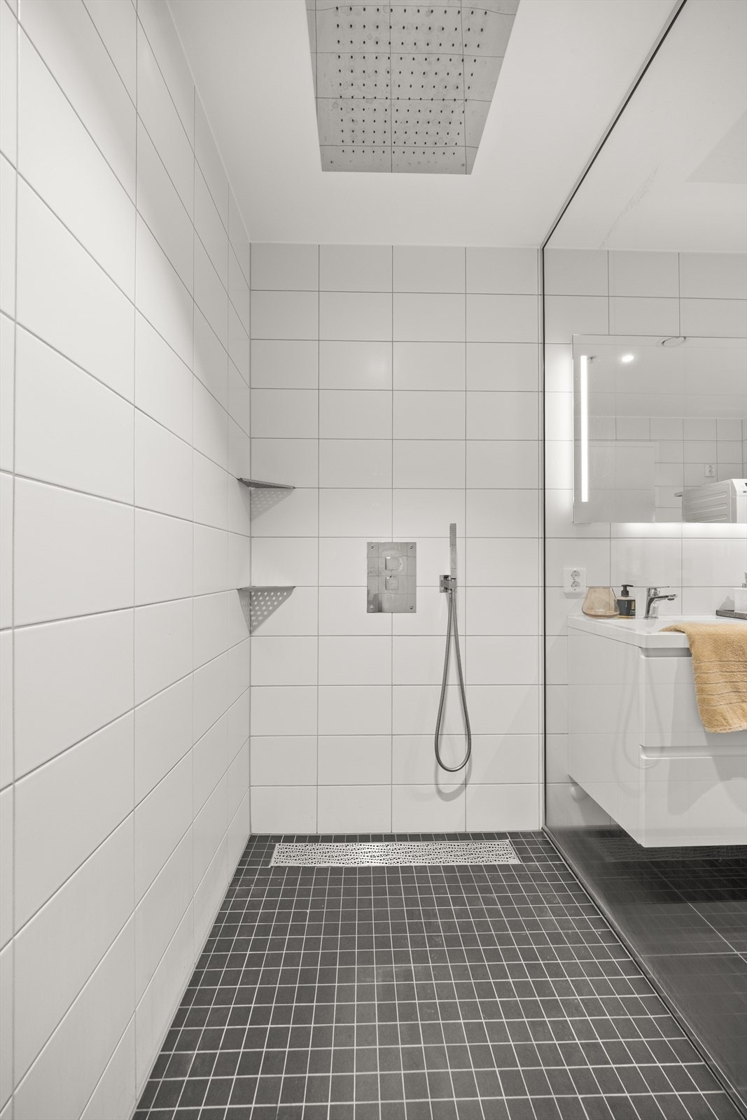 Romslig dusjnisje med regnfallsarmatur Galleribilde