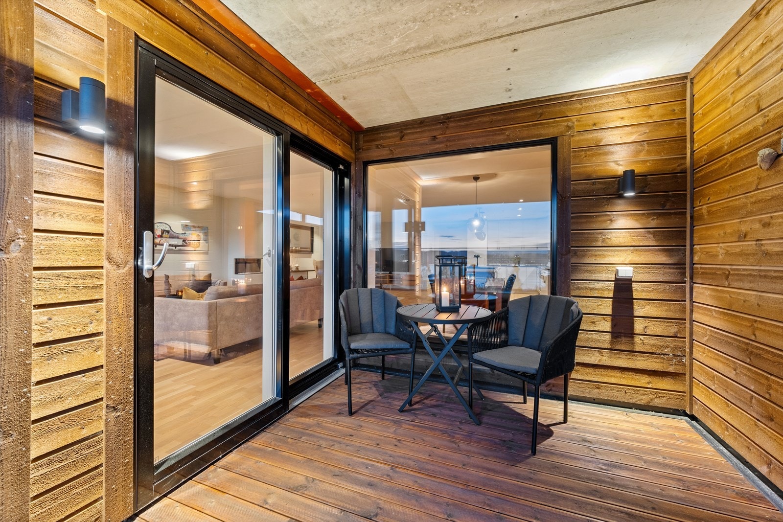 Uteplassen gir rom for helt private og lune uteområder, og er pent belyst - samt utestikk Galleribilde