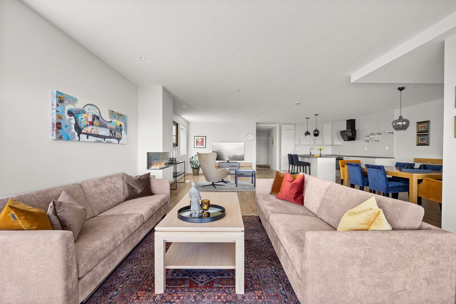 Sentralt i stuen har leiligheten en fin gasspeis Galleribilde