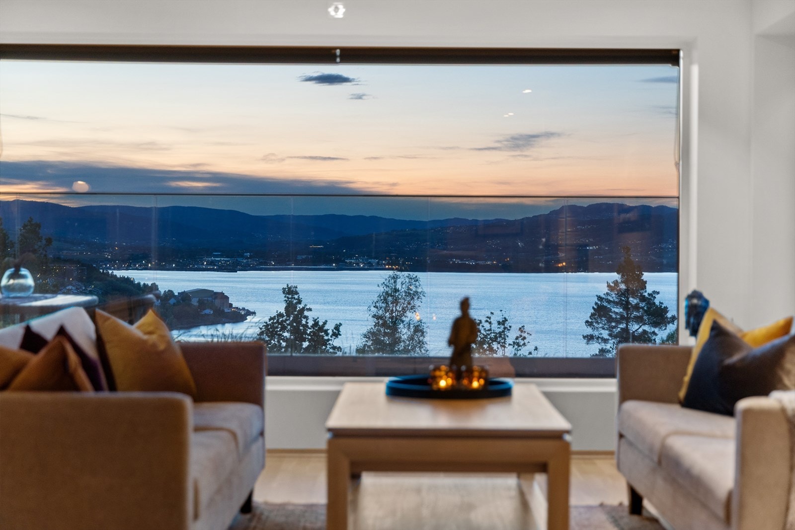 ..og du kan nyte fjord og himmel gjennom dagen.. Galleribilde