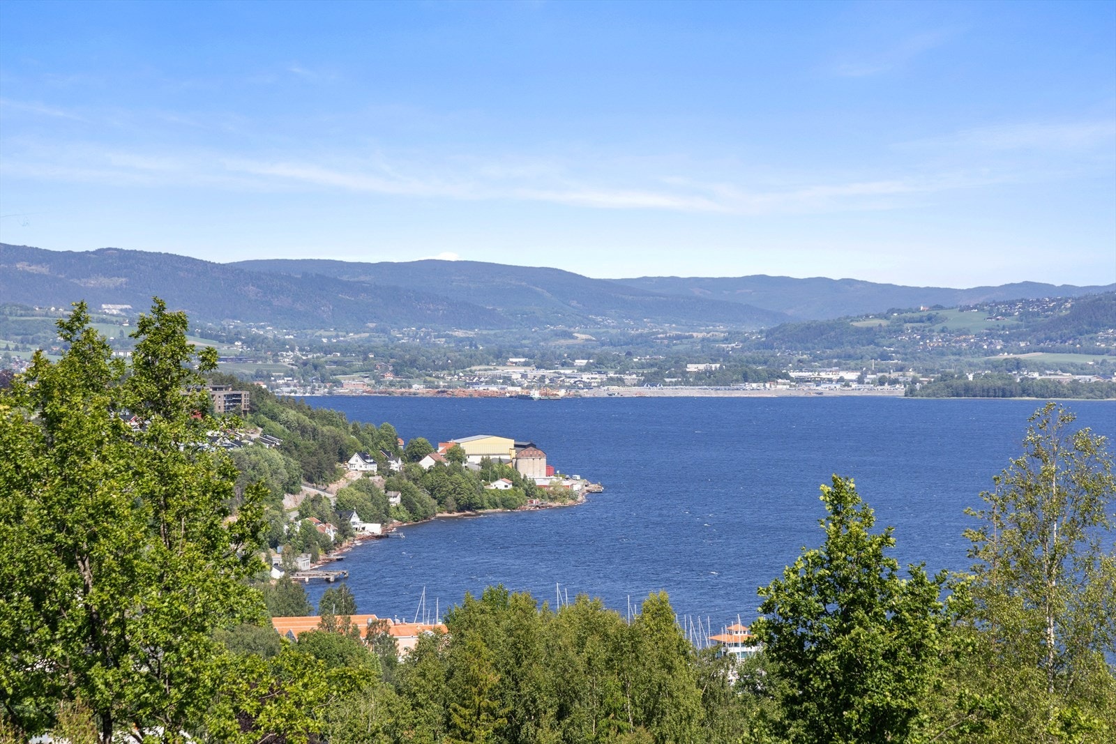 Utsikt over fjorden og innseilingen dagtid Galleribilde