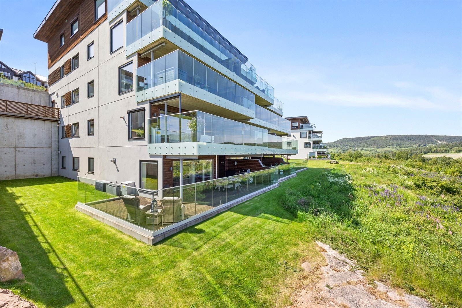 Fra terrassen er det enkel adkomst ut til grønne fellesområder, og videre direkte utgang til turområder Galleribilde