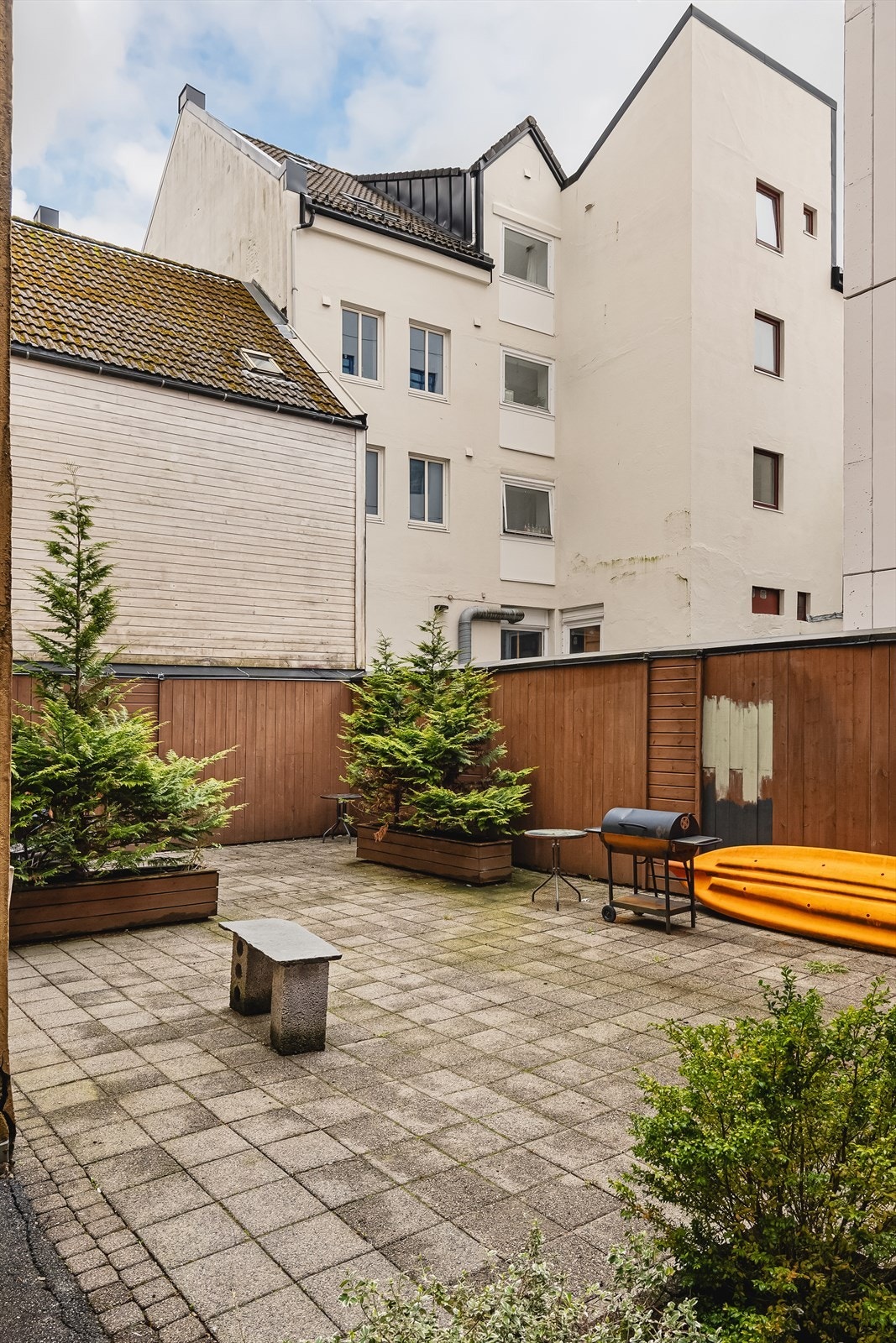 Skjermet bakgård gir et rolig pusterom midt i Bergen sentrum - perfekt til grilling eller kaffe i solen. Den store bakgården er et sjeldent funn i sentrum - en lun oase med plass til både venner og hverdag. Galleribilde