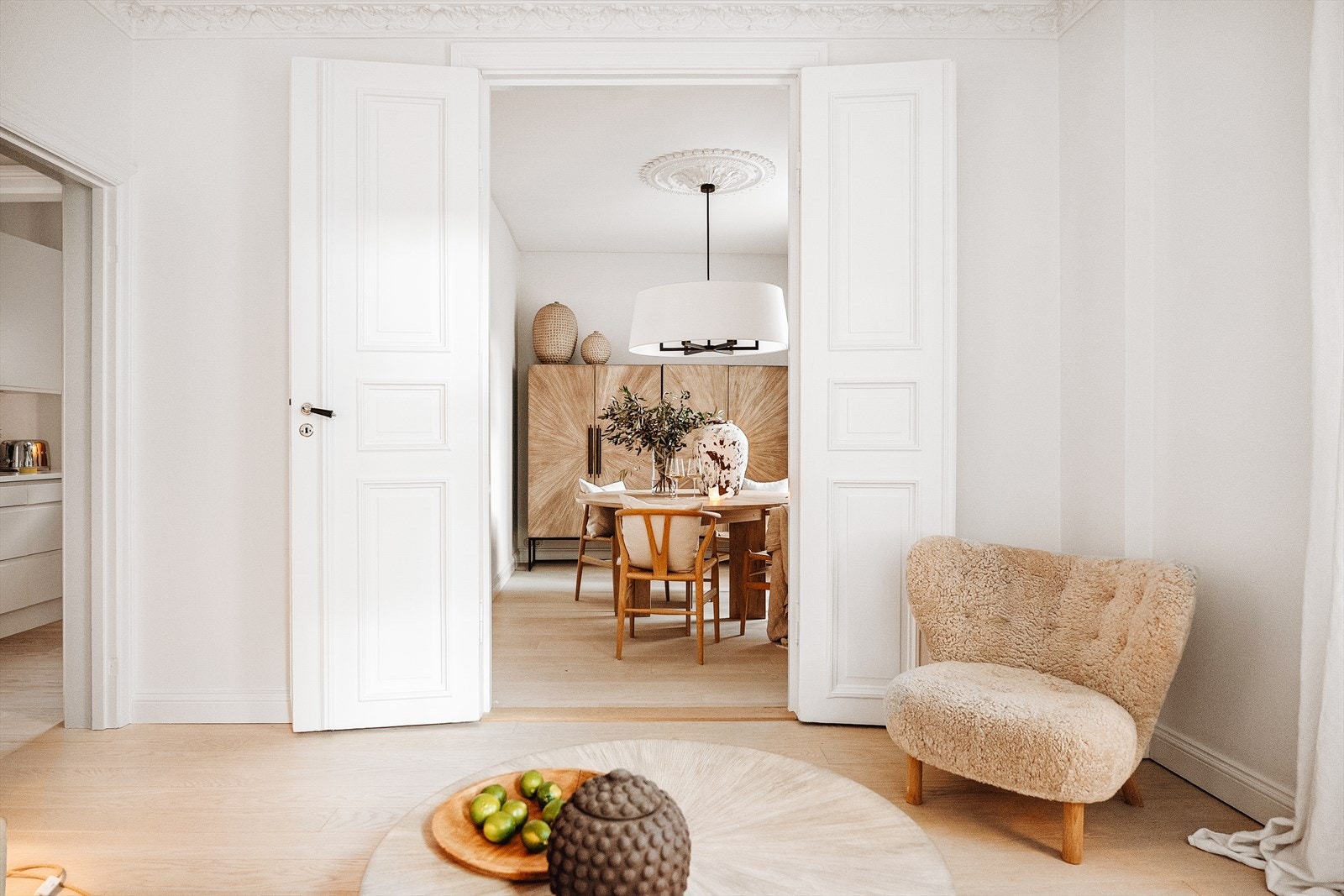 Spisestuen fremstår herskapelig med originale fløydører og håndlaget gipsstukkatur. De klassiske speildørene med profilerte rammer harmonerer med rommets tidløse detaljer. Galleribilde