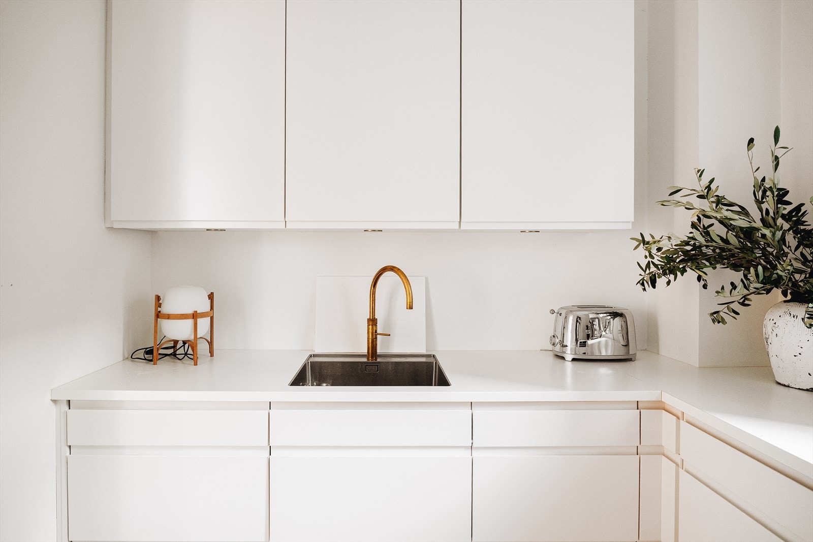 Kjøkkenet kombinerer skandinavisk design med praktiske løsninger. God skapplass, eksklusive materialer og gulvvarme gir både komfort og eleganse i hjertet av hjemmet. Galleribilde
