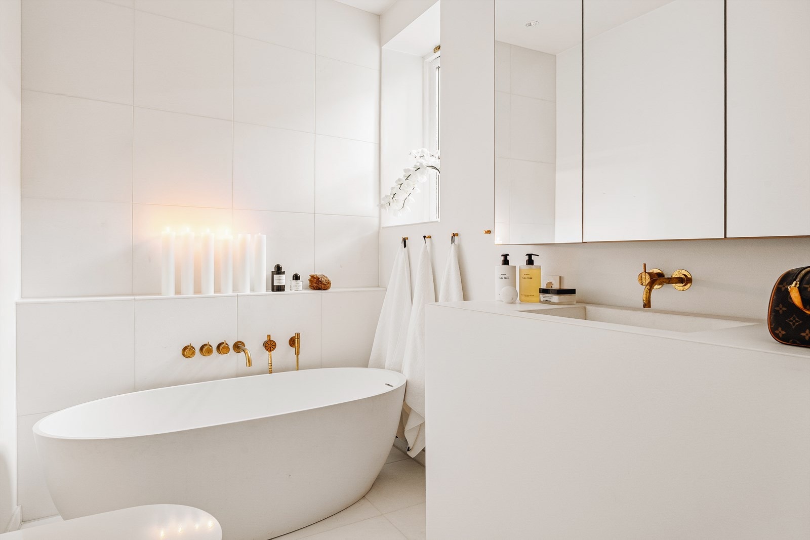 Badet gir fleksibilitet med både frittstående badekar eller mulighet for dusjløsning - perfekt for både avslapning og en effektiv start på dagen. Galleribilde