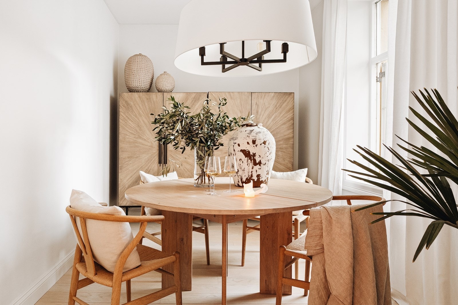 Elegant atmosfære med historiske detaljer kombinert med moderne belysning. Galleribilde