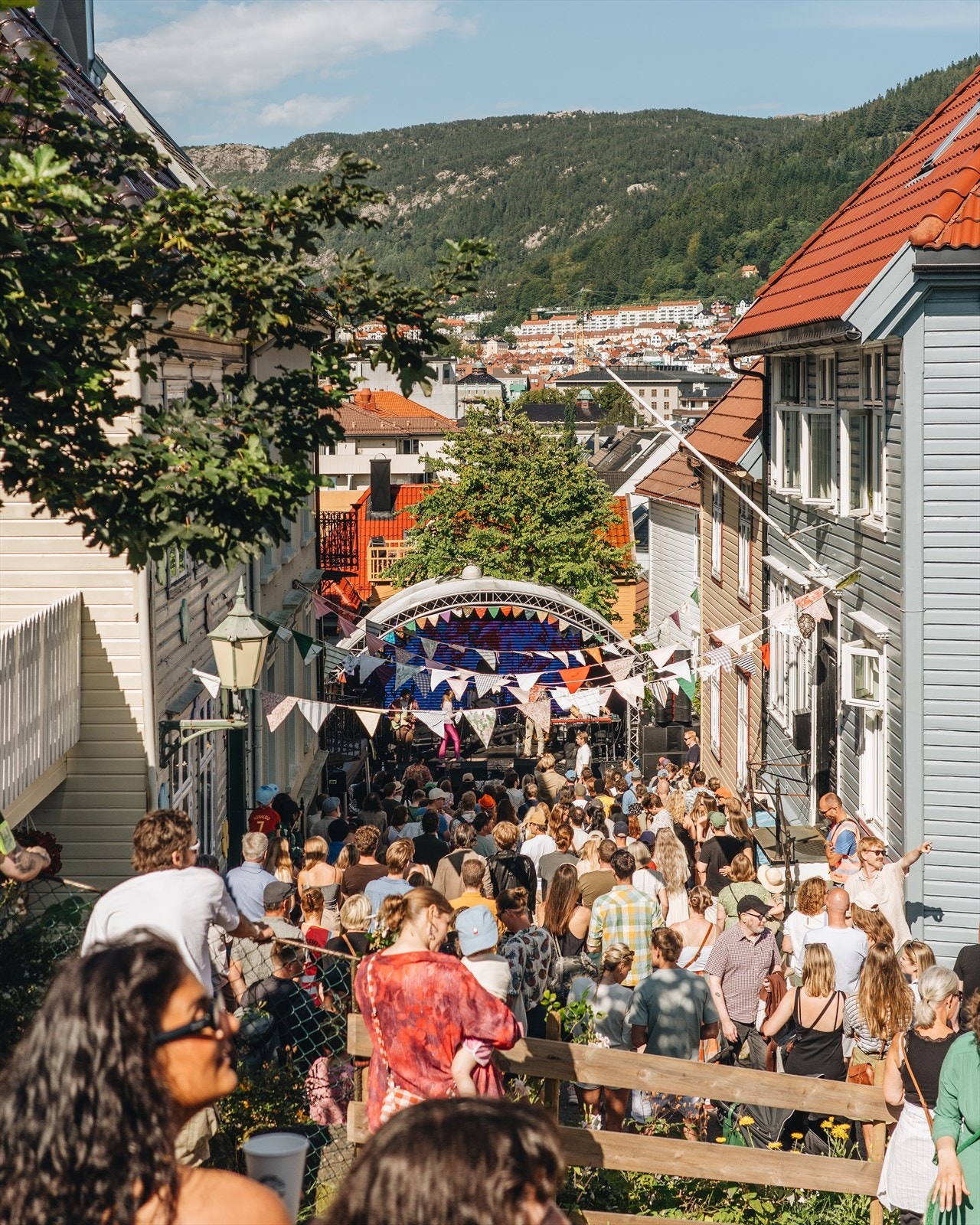 Bor du her, har du Dragefjellsfestivalen som nærmeste nabo - en årlig festival som fyller området med liv, musikk og kultur, bare et steinkast fra leiligheten. Galleribilde