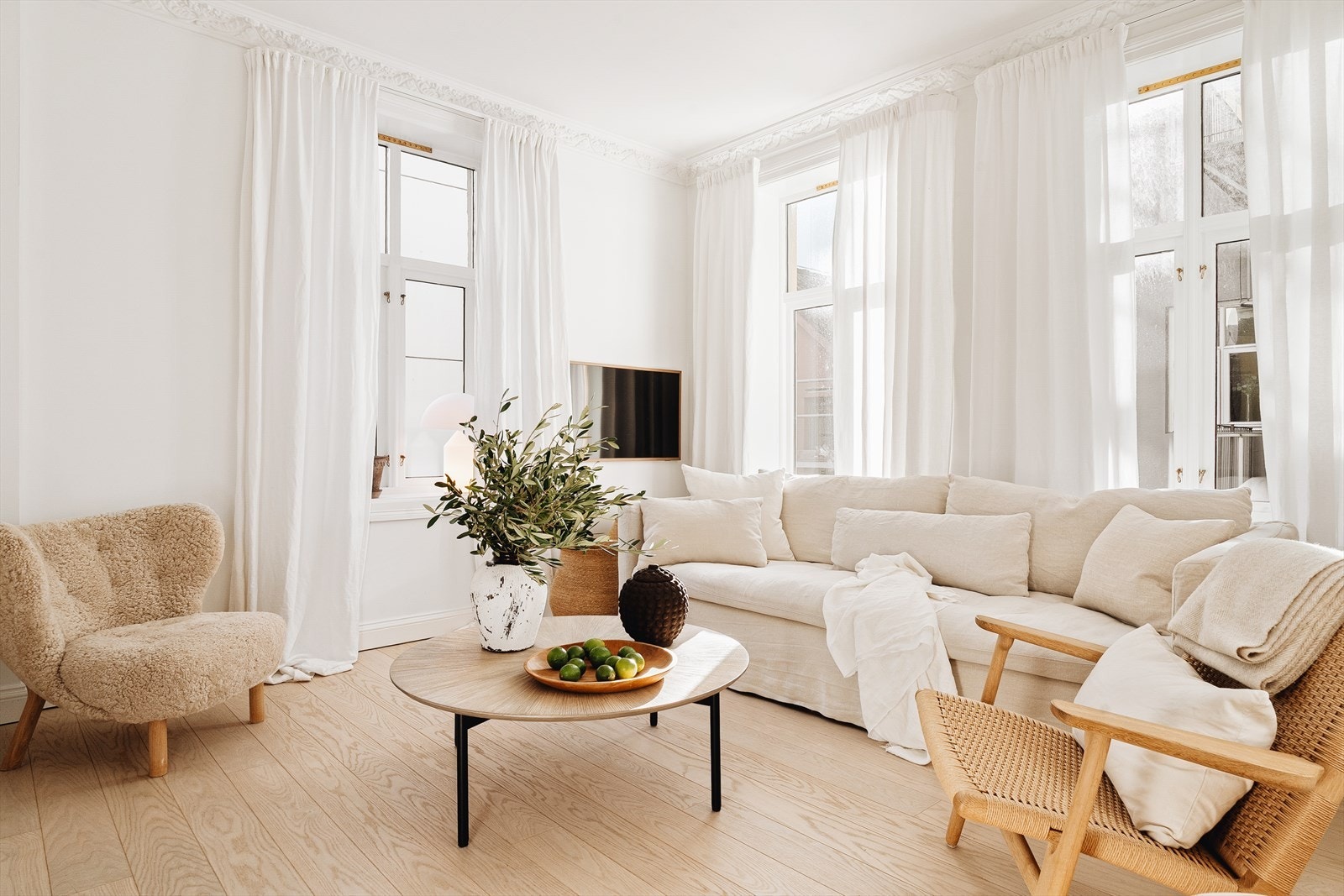Stuen løftes av håndlaget stukkatur og gipsrosetter fra Gipsmakeriet i Oslo - ekte klassisk håndverk som gir et herskapelig preg og tidløs eleganse til rommet. Galleribilde