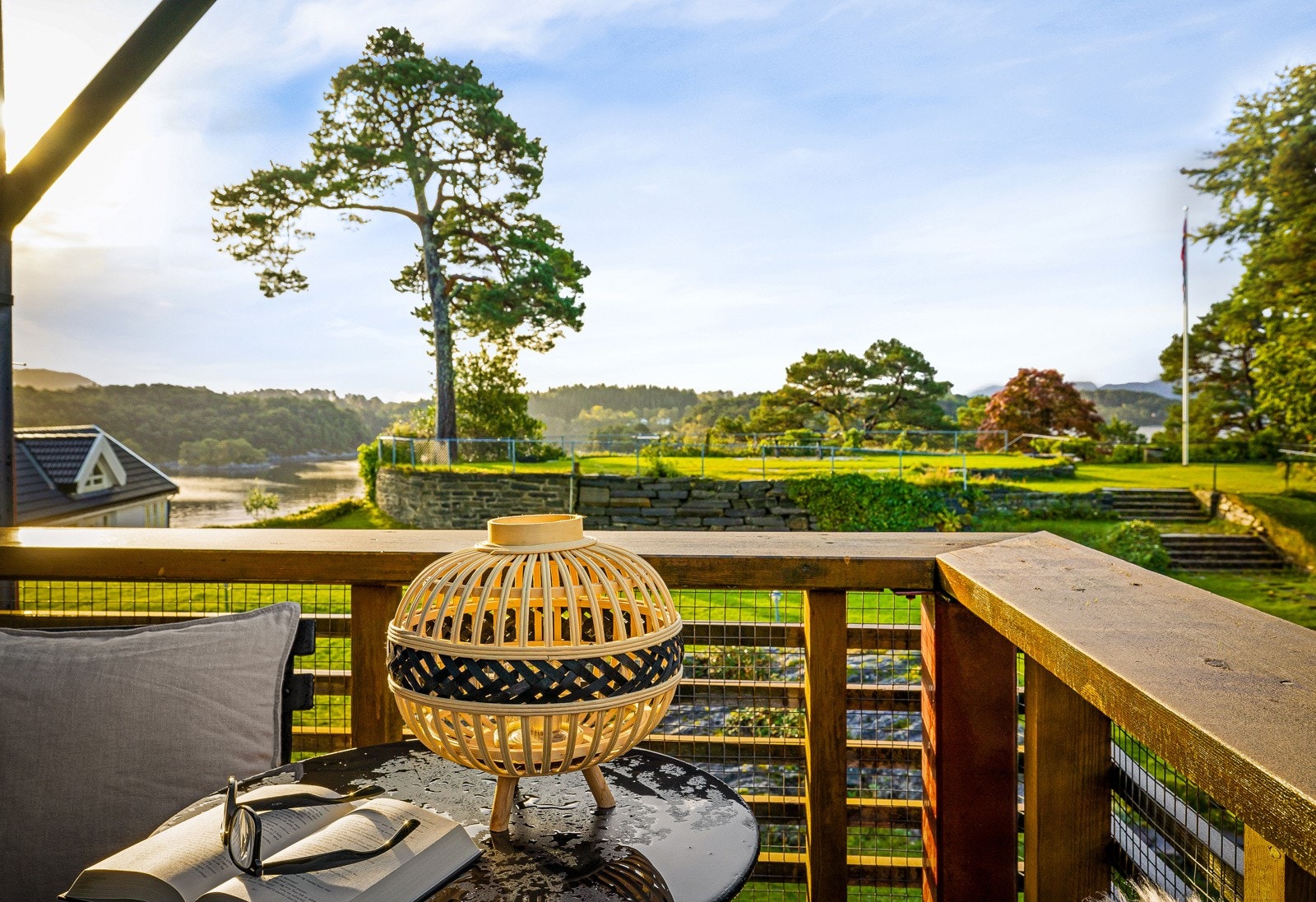 Herlig med altan både utenfor stuen og ved inngangspartiet. Galleribilde