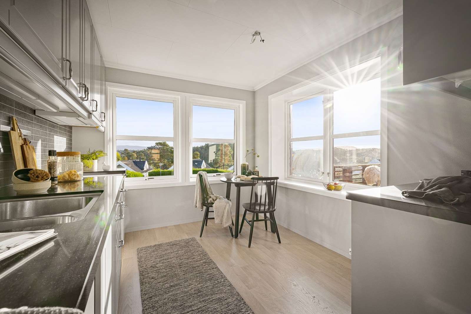 Romslig kjøkken hvor det er god plass til en spisegruppe. Galleribilde