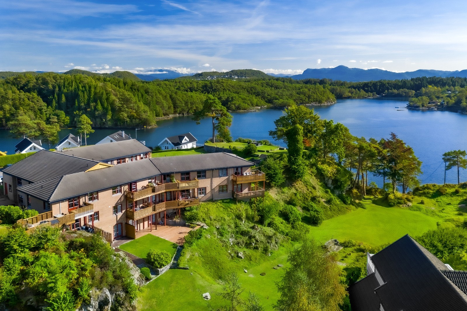 Sameiet Lepsøy Skjærgårdspark består av et leilighetsbygg med 19 leiligheter, 17 frittstående fritidsboliger, en enebolig (portnerboligen) og en hytte i strandkanten (nausthytten) - til sammen 38 selveiende bruksenheter. Galleribilde