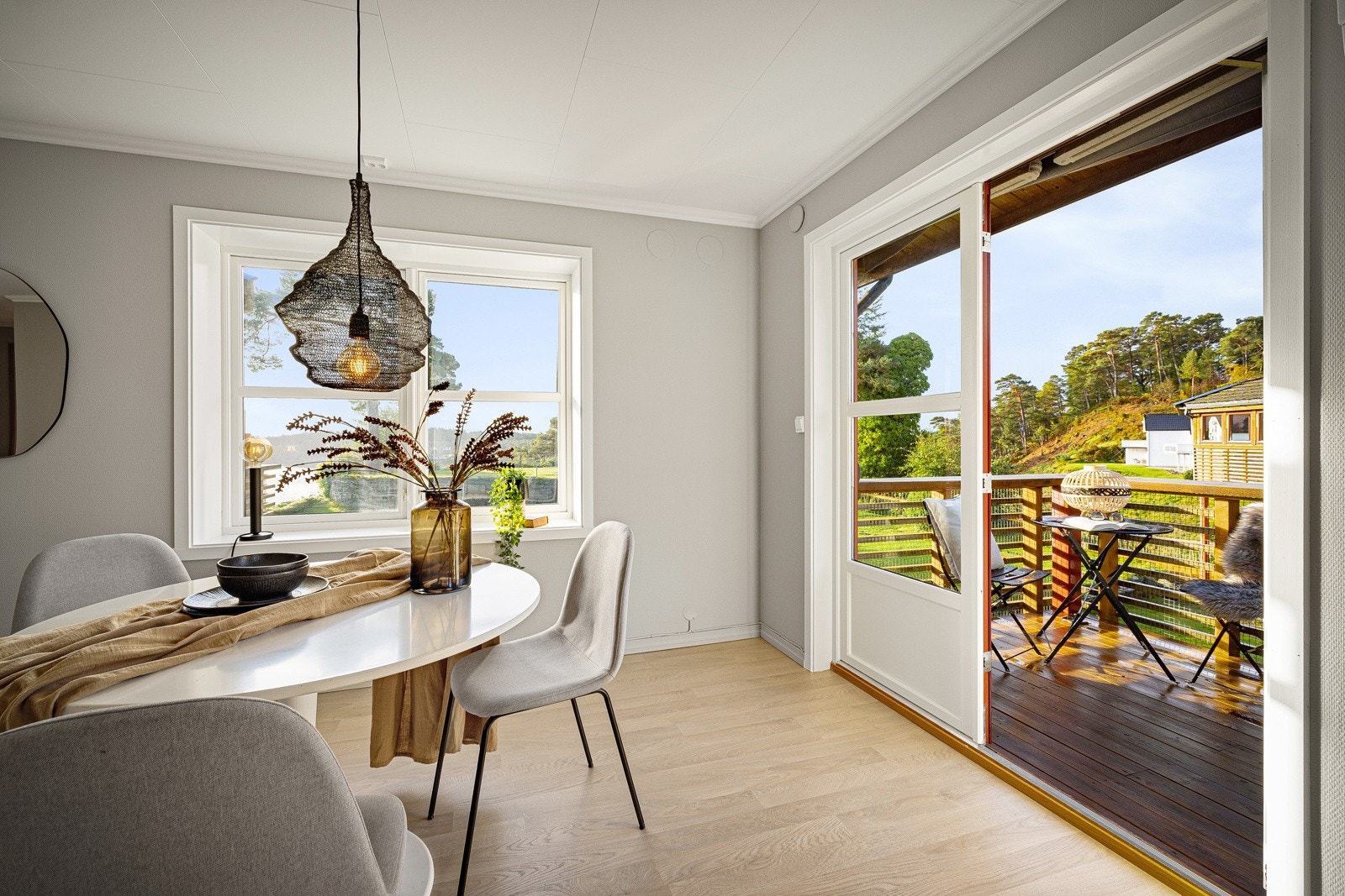 Fra stuen er det utgang til en altan. Galleribilde